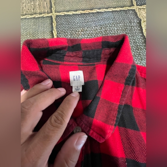 GAP Red and Black Checkered Men's Shirt - Picture 3 of 6